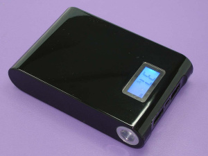 Универсальный внешний аккумулятор Powerbank 10400mAh с  цифровым дисплеем  и фонариком